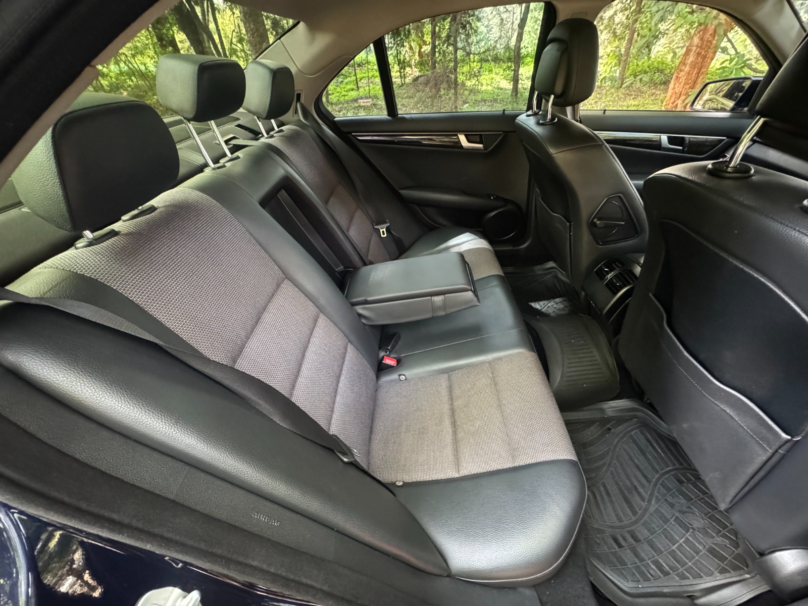 2011 Mercedes C200 photo 8