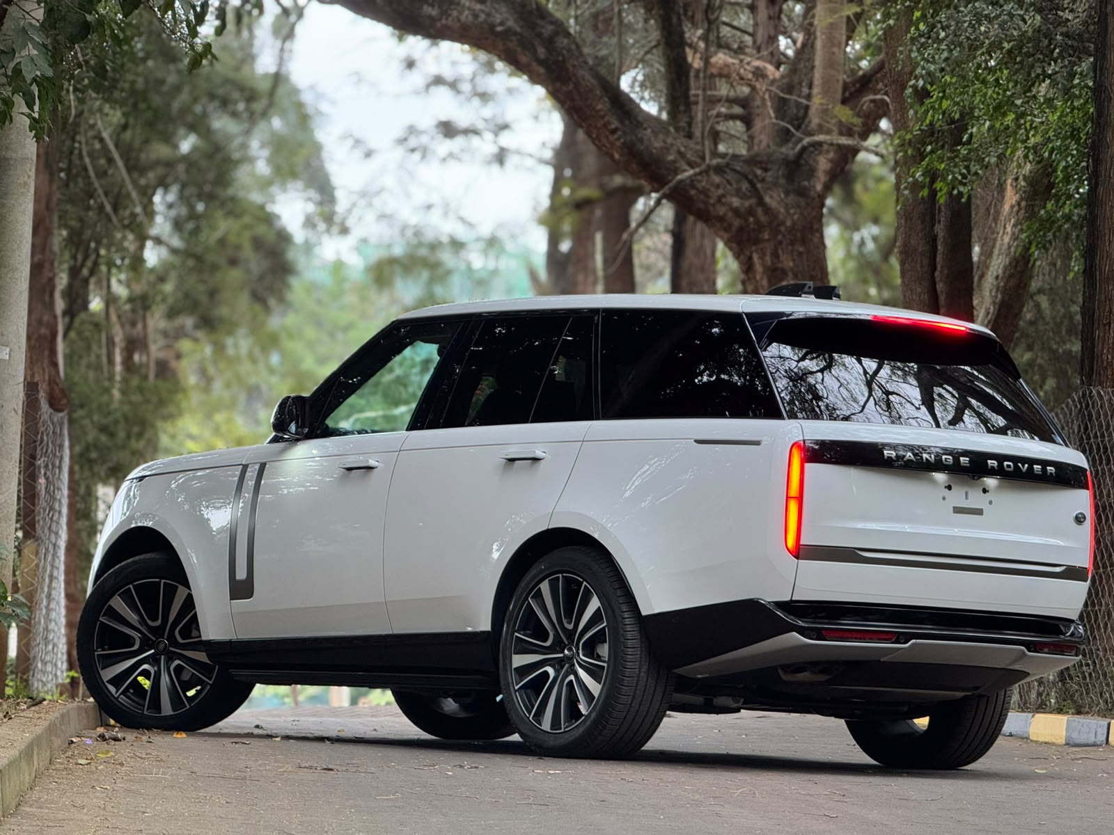 Land Rover 𝐑𝐀𝐍𝐆𝐄 𝐑𝐎𝐕𝐄𝐑 𝐕𝐎𝐆𝐔𝐄 𝐃𝟑𝟎𝟎
