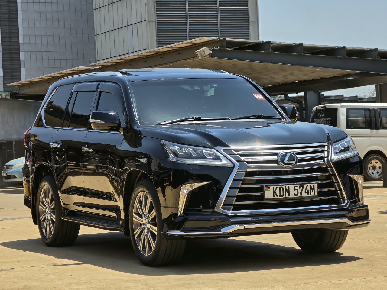 2016 Lexus LX570 photo 9