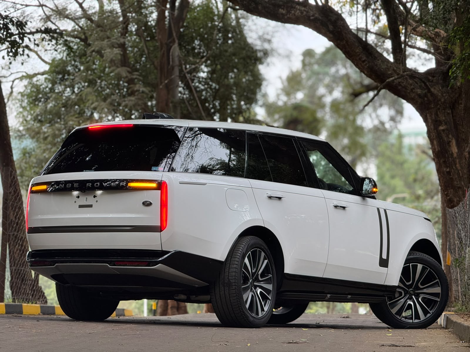 2023 Land Rover 𝐑𝐀𝐍𝐆𝐄 𝐑𝐎𝐕𝐄𝐑 𝐕𝐎𝐆𝐔𝐄 𝐃𝟑𝟎𝟎 photo 4