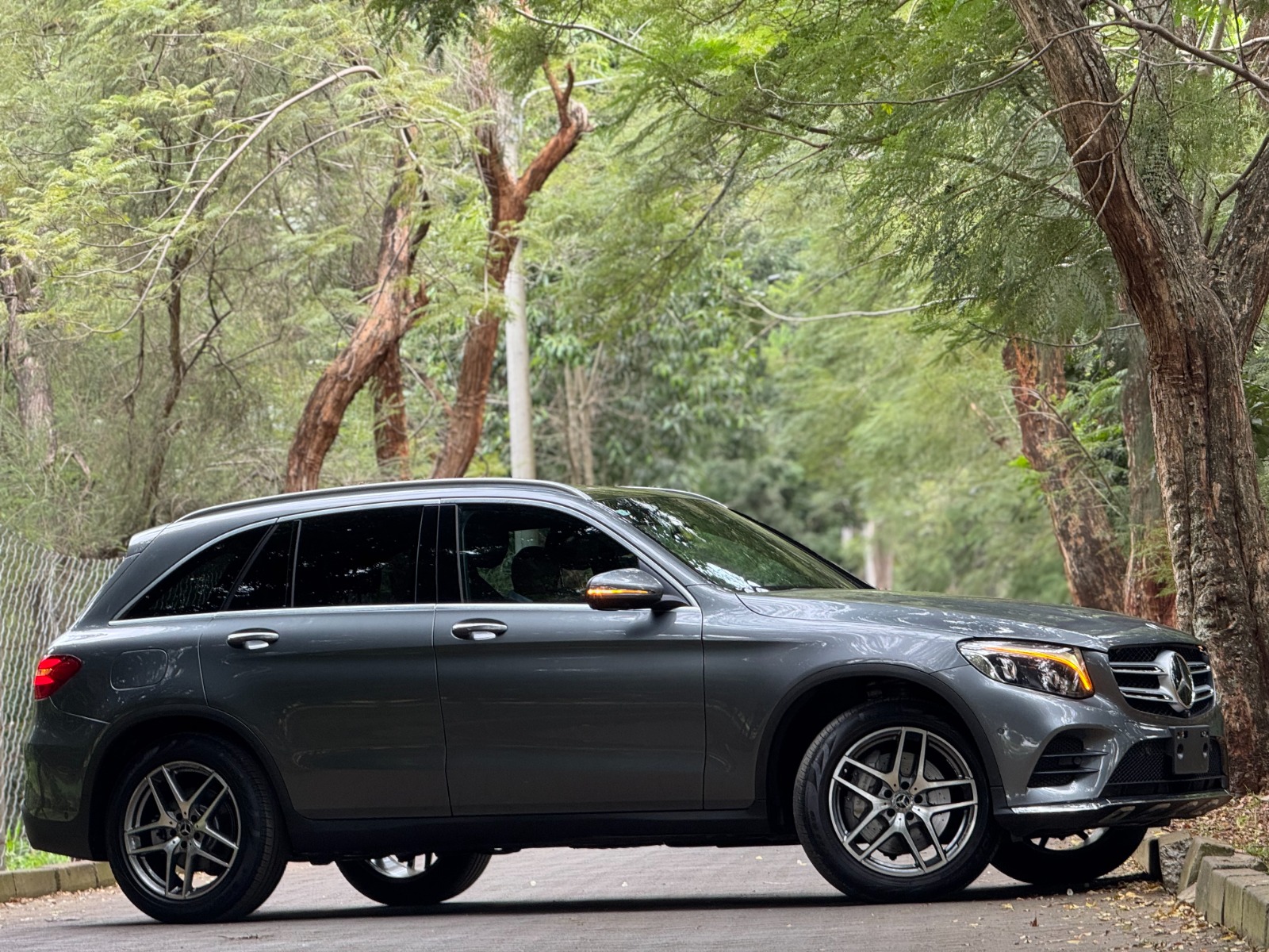 2019 Mercedes 𝐆𝐋𝐂𝟐𝟓𝟎 𝟒𝐌𝐀𝐓𝐈𝐂 photo 2