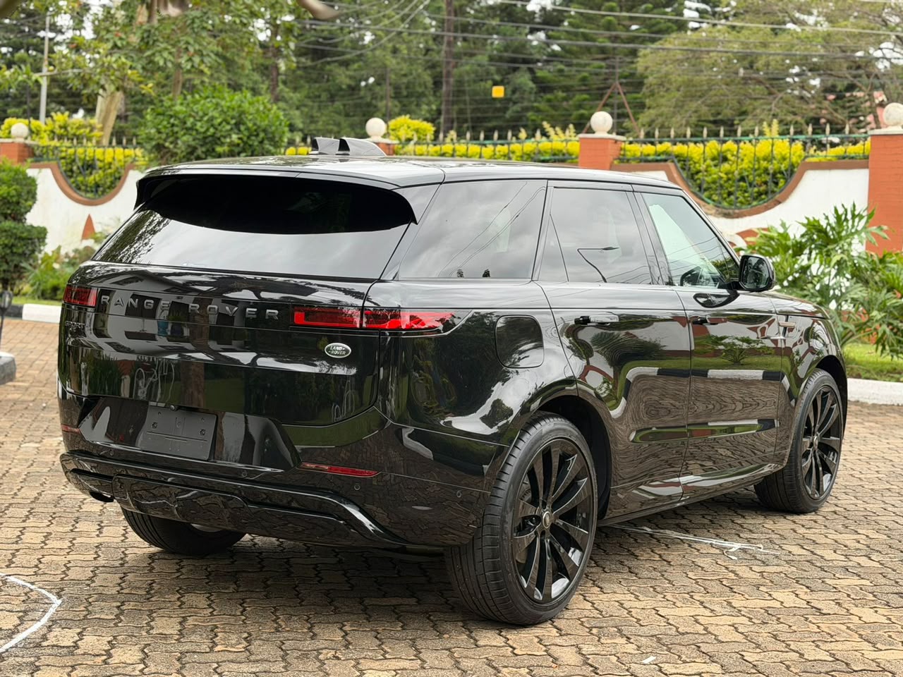 2023 Land Rover Autobiography (New Shape) photo 2