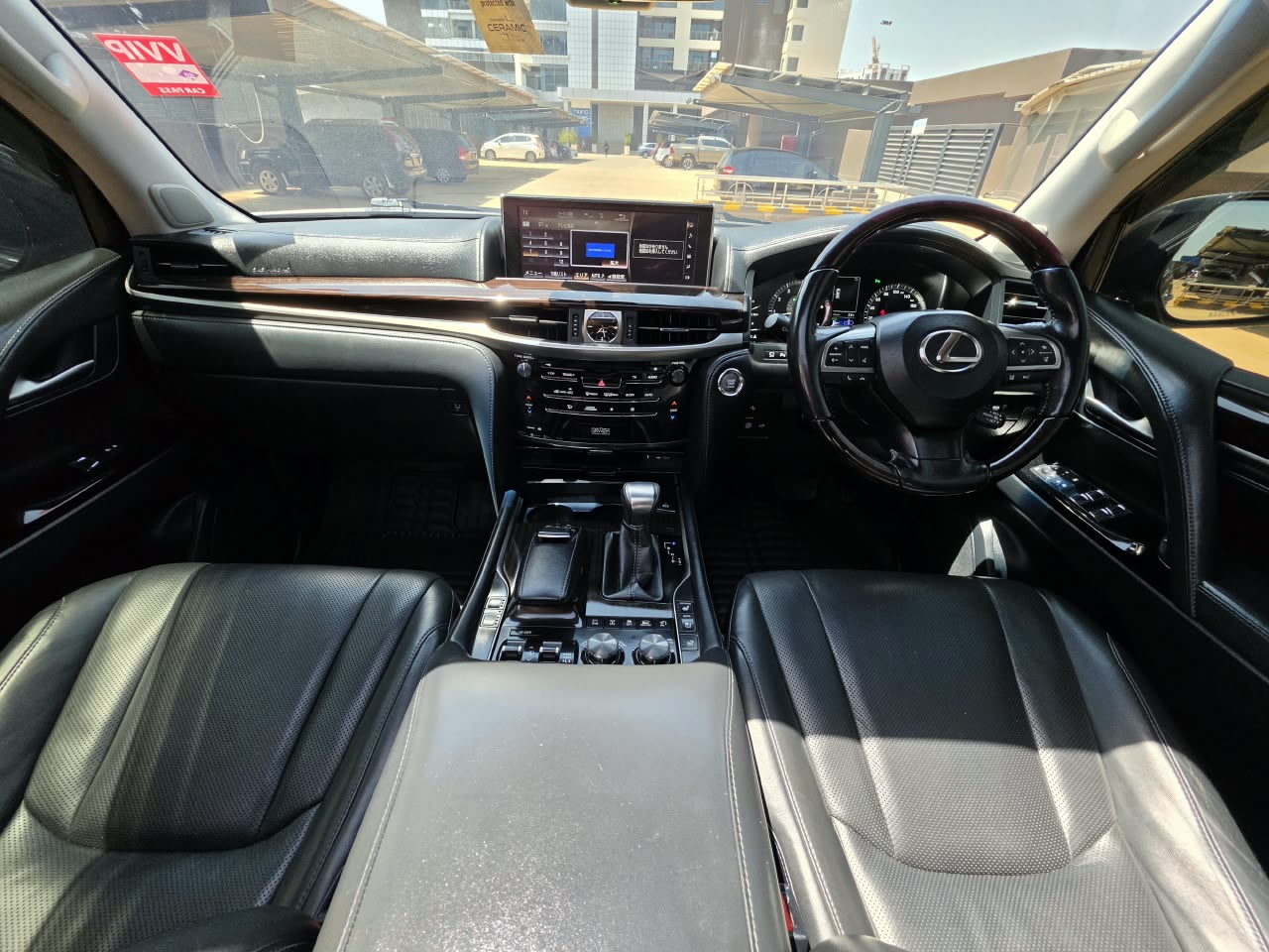 2016 Lexus LX570 photo 15