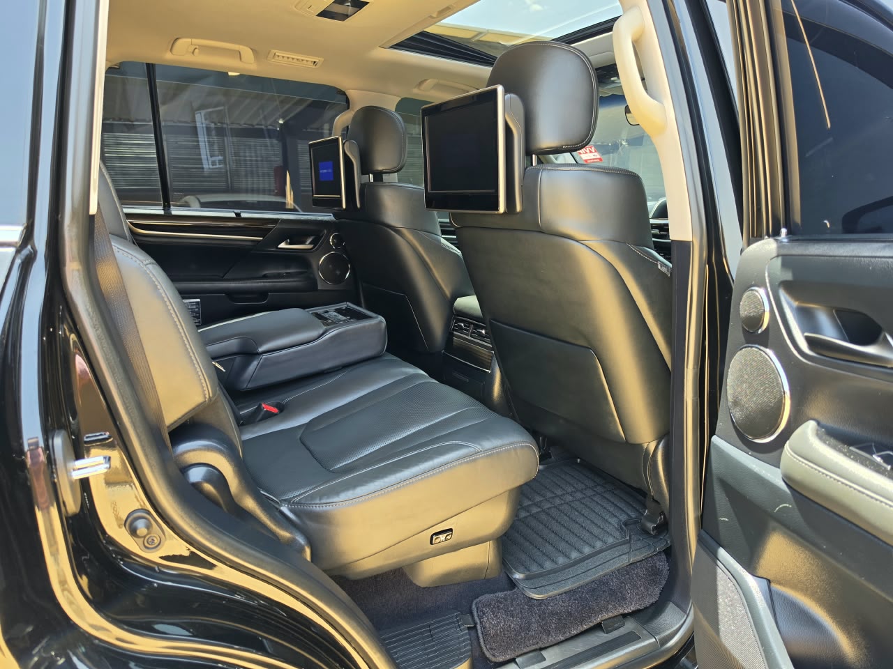 2016 Lexus LX570 photo 6