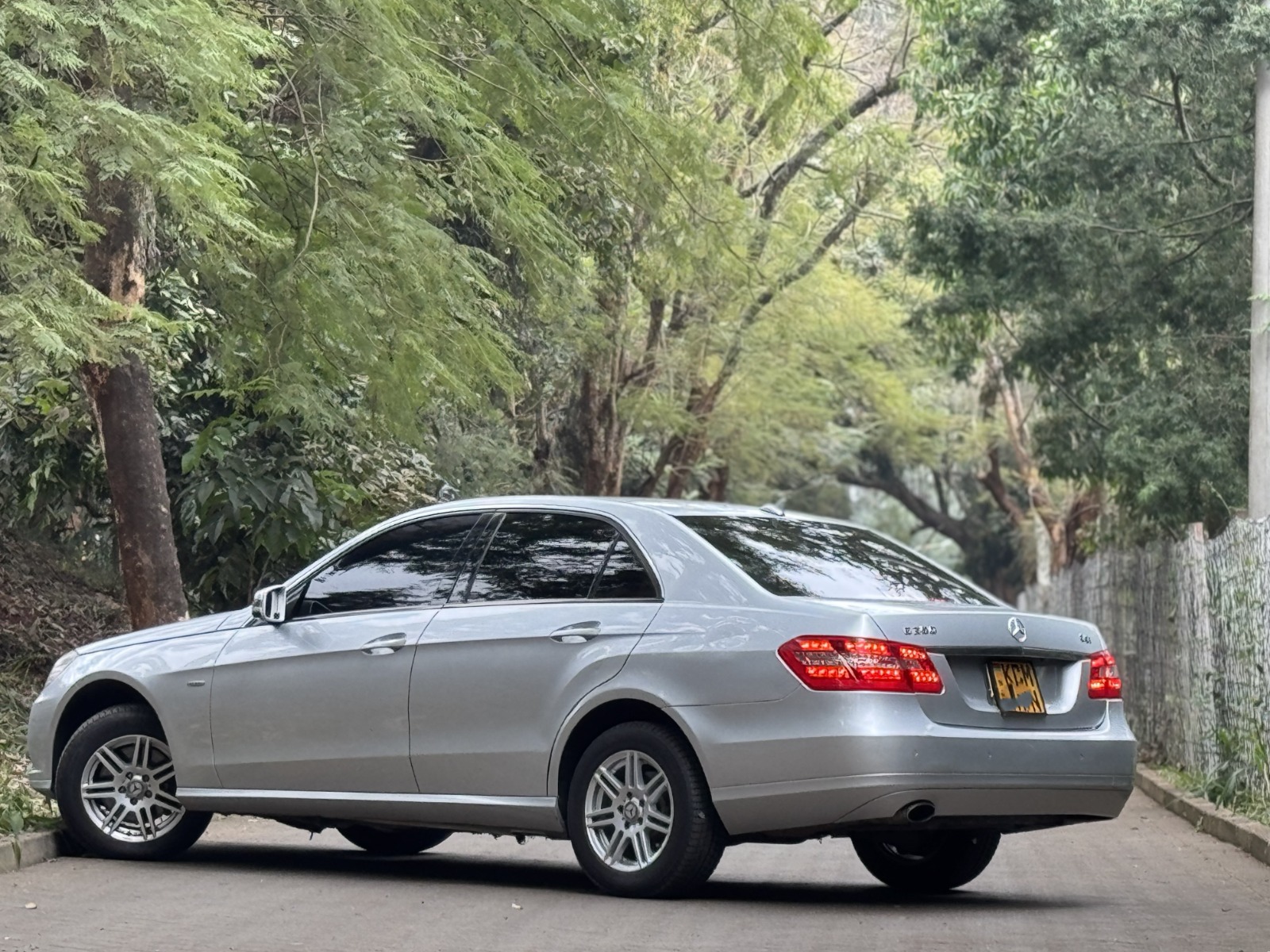 2010 Mercedes 𝐌𝐞𝐫𝐜𝐞𝐝𝐞𝐬 𝐁𝐞𝐧𝐳 𝐄𝟐𝟓𝟎 photo 11