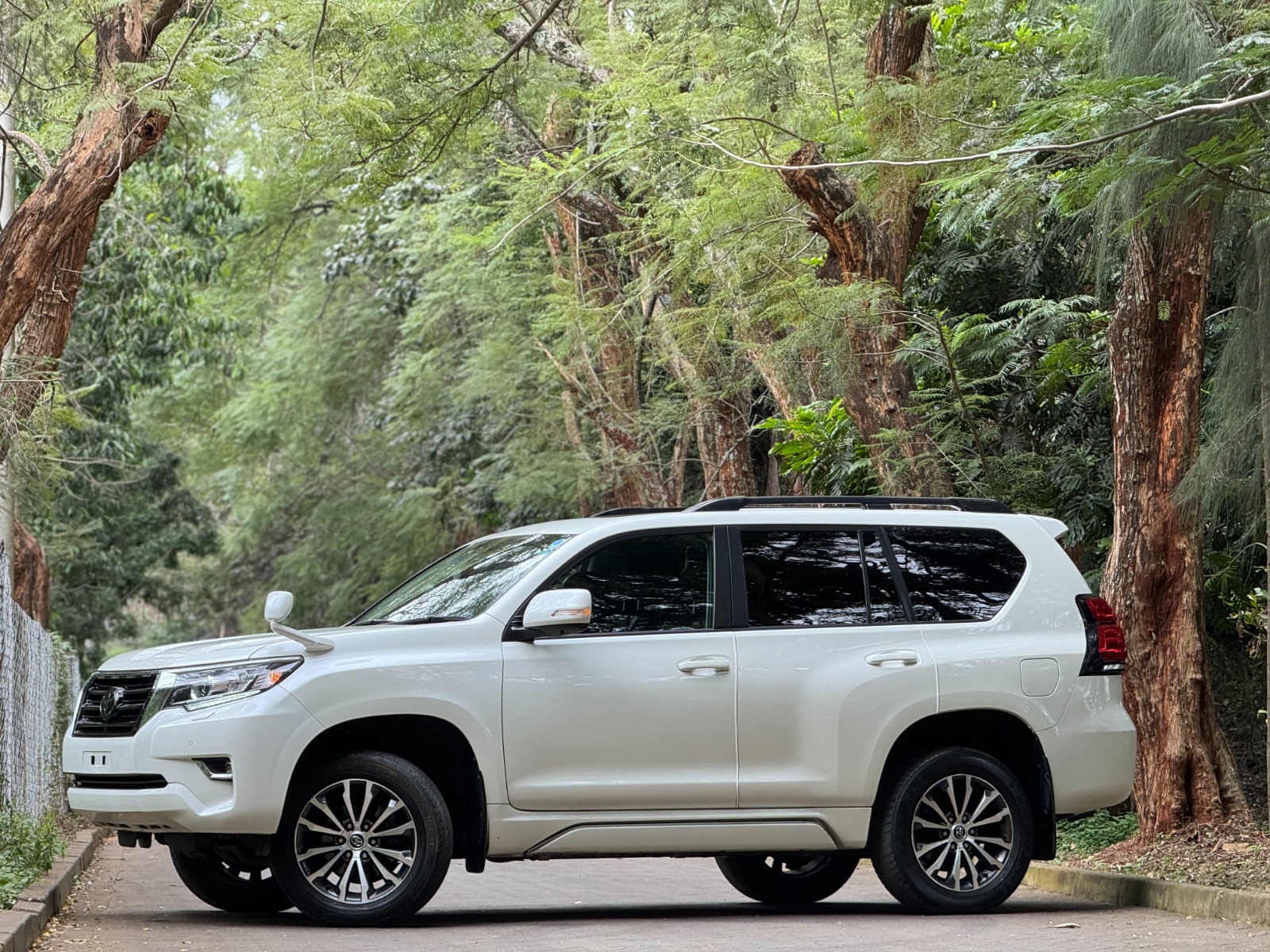 2021 Toyota 𝐋𝐀𝐍𝐃𝐂𝐑𝐔𝐈𝐒𝐄𝐑 𝐏𝐑𝐀𝐃𝐎 𝐓𝐗.𝐋 photo 3