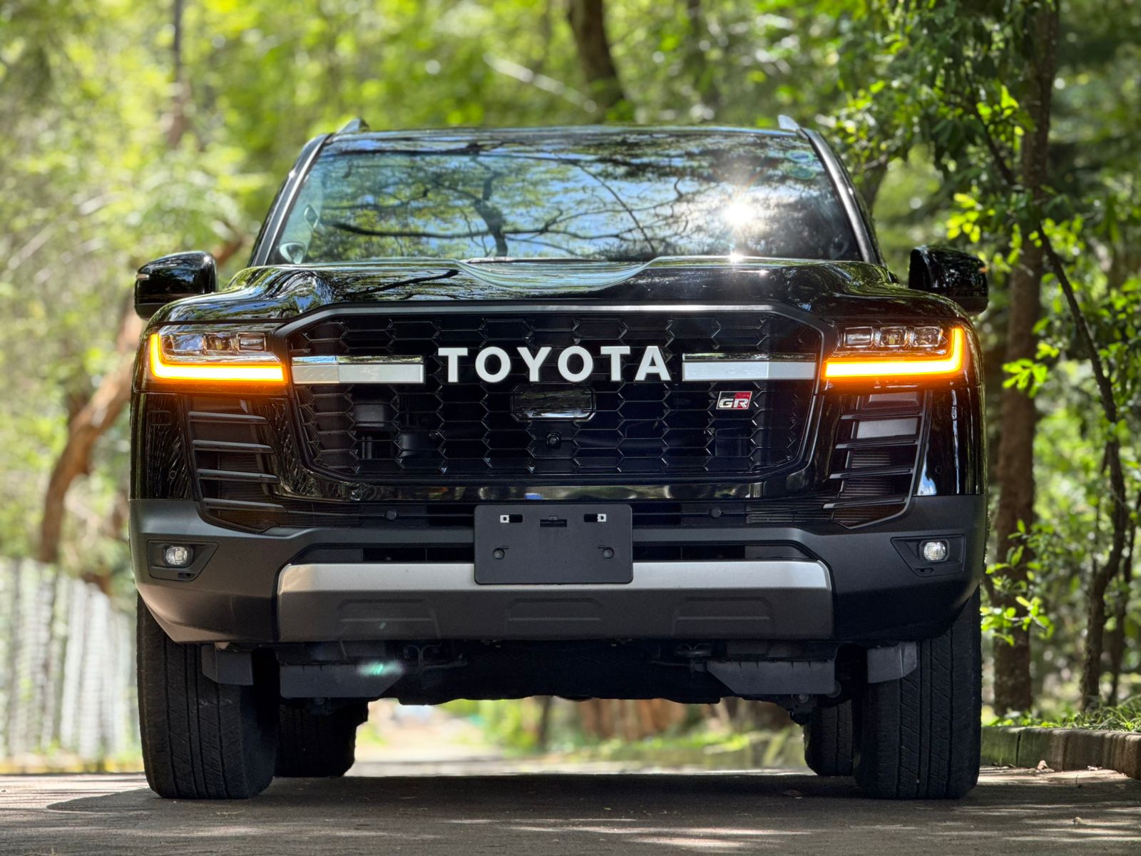 2022 Toyota 𝐋𝐀𝐍𝐃𝐂𝐑𝐔𝐈𝐒𝐄𝐑 𝐋𝐂𝟑𝟎𝟎 𝐆𝐑 𝐒𝐏𝐎𝐑𝐓 photo 4