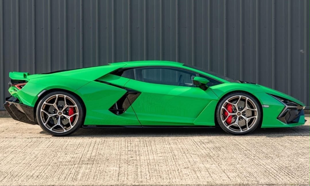 2024 Lamborghini Revuelto photo 2