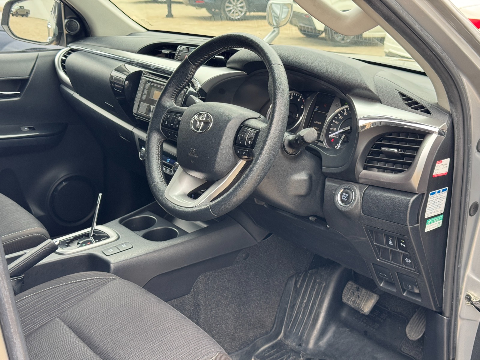 2020 Toyota HILUX photo 9