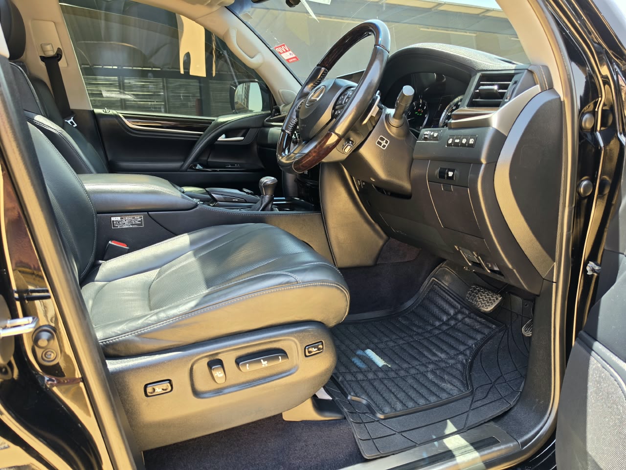 2016 Lexus LX570 photo 14