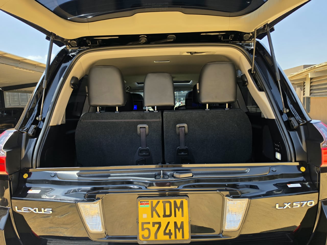 2016 Lexus LX570 photo 8