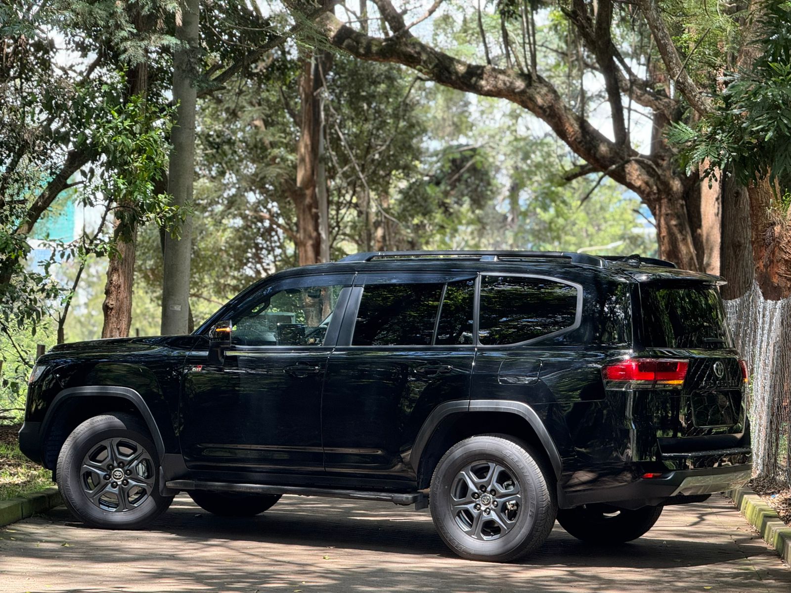 Toyota 𝐋𝐀𝐍𝐃𝐂𝐑𝐔𝐈𝐒𝐄𝐑 𝐋𝐂𝟑𝟎𝟎 𝐆𝐑 𝐒𝐏𝐎𝐑𝐓