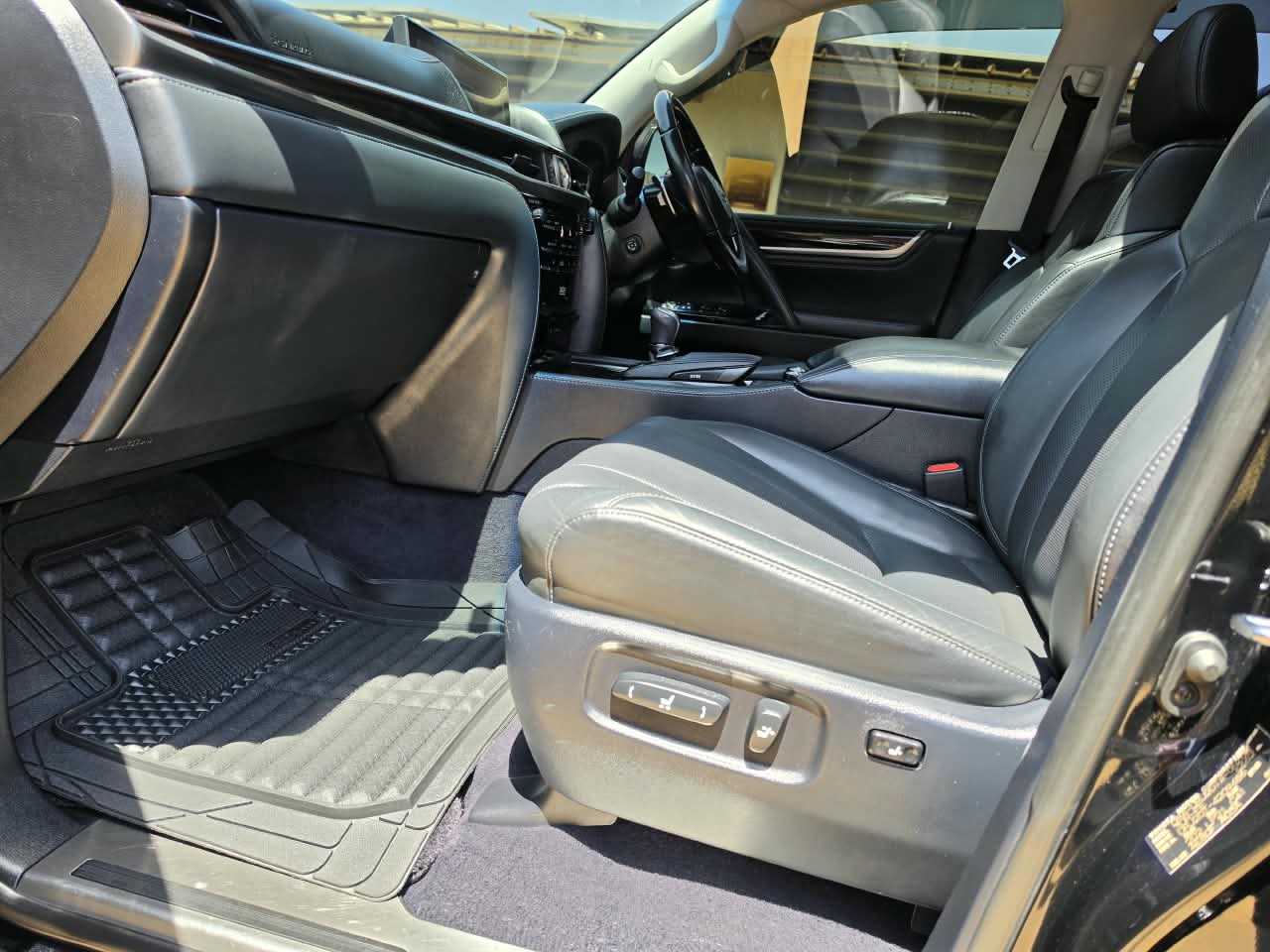 2016 Lexus LX570 photo 12