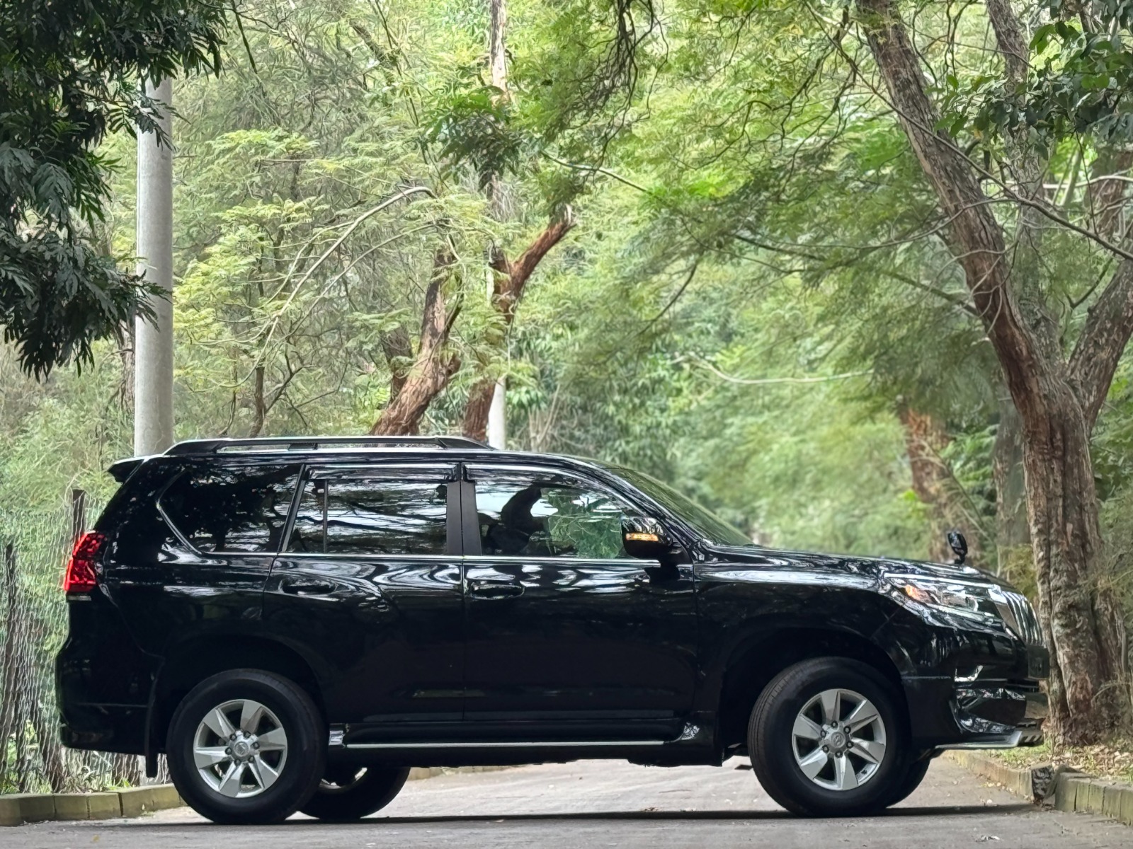 2021 Toyota 𝐋𝐀𝐍𝐃𝐂𝐑𝐔𝐈𝐒𝐄𝐑 𝐏𝐑𝐀𝐃𝐎 𝐓𝐗.𝐋 photo 2