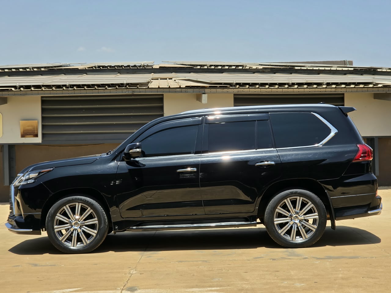 2016 Lexus LX570 photo 2