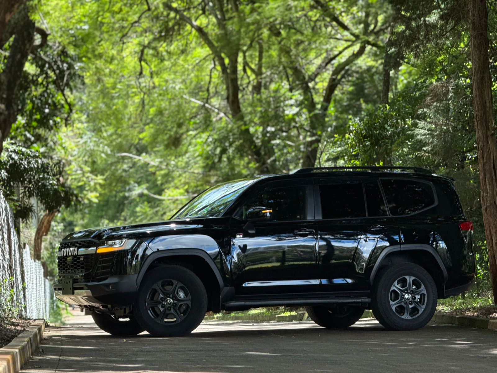 2022 Toyota 𝐋𝐀𝐍𝐃𝐂𝐑𝐔𝐈𝐒𝐄𝐑 𝐋𝐂𝟑𝟎𝟎 𝐆𝐑 𝐒𝐏𝐎𝐑𝐓 photo 5