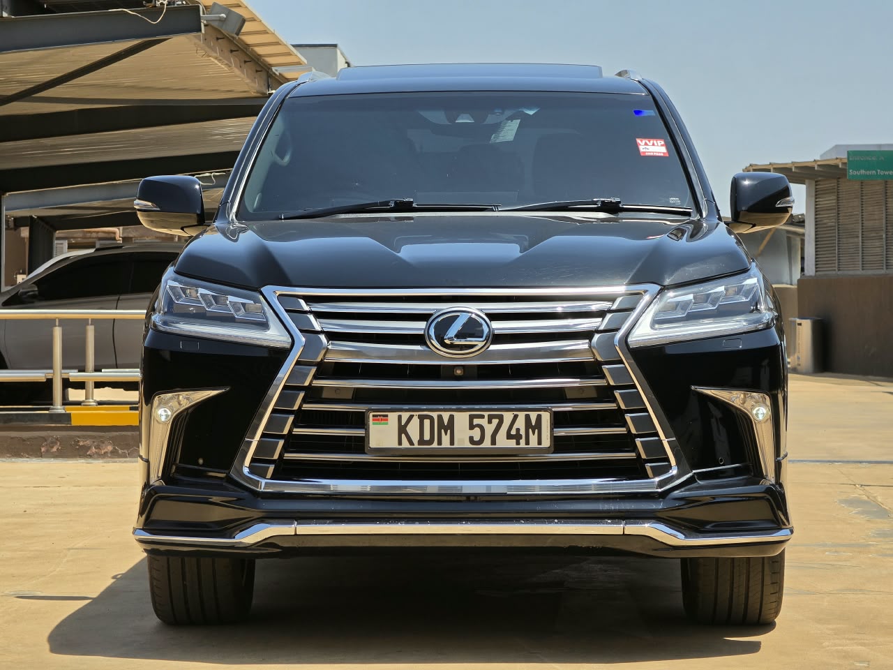 2016 Lexus LX570 photo 3