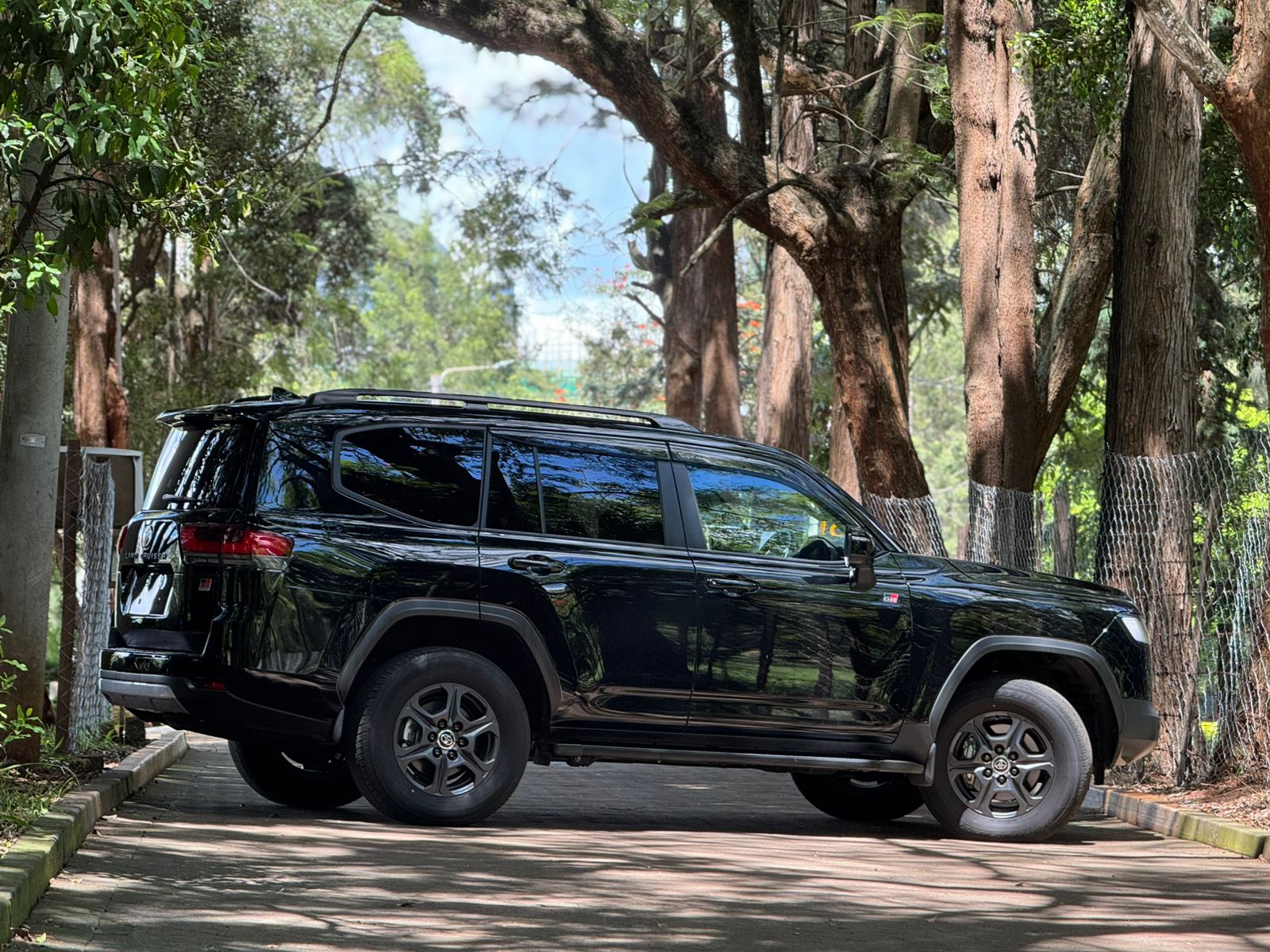 2022 Toyota 𝐋𝐀𝐍𝐃𝐂𝐑𝐔𝐈𝐒𝐄𝐑 𝐋𝐂𝟑𝟎𝟎 𝐆𝐑 𝐒𝐏𝐎𝐑𝐓 photo 2
