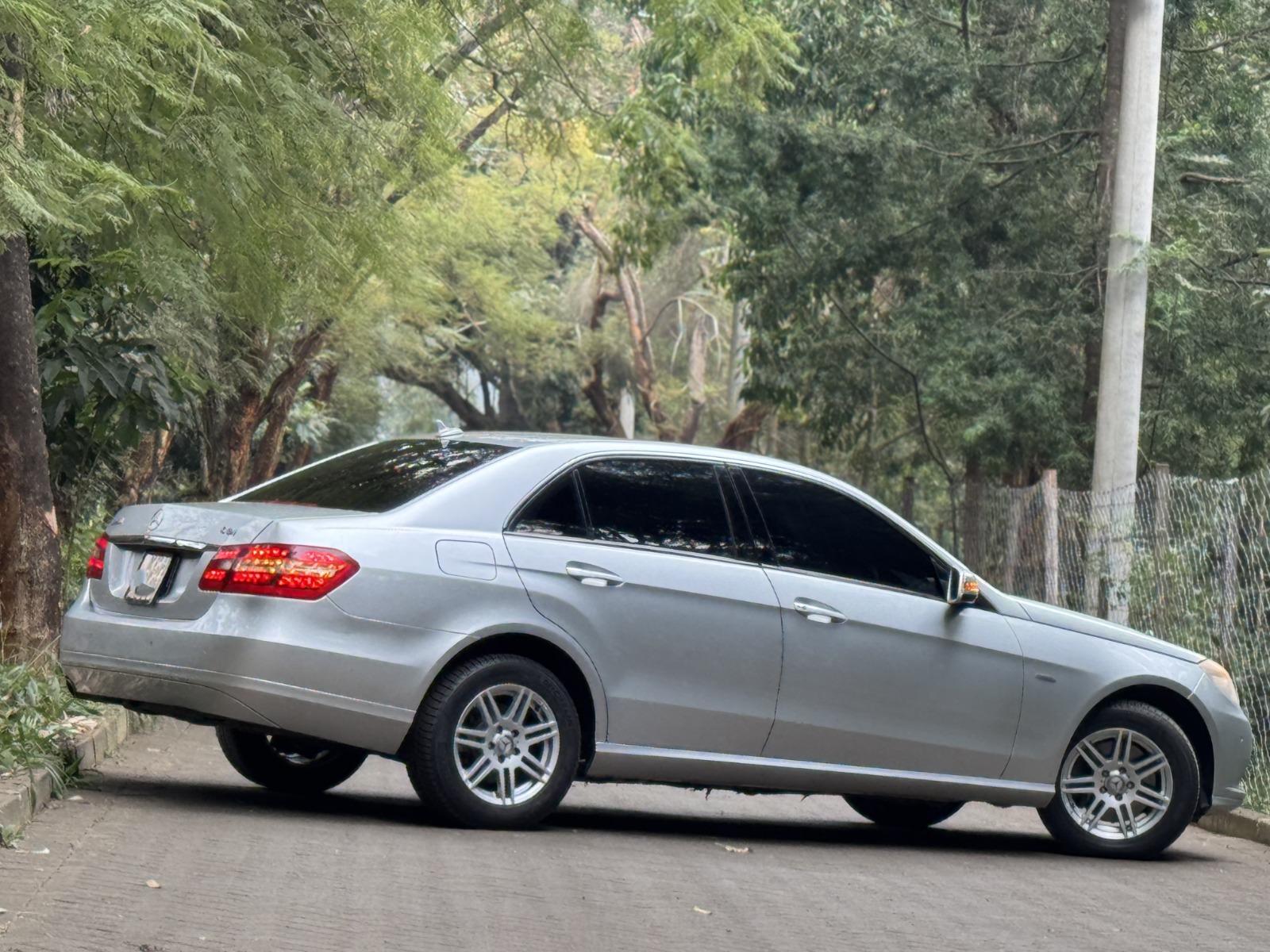 2010 Mercedes 𝐌𝐞𝐫𝐜𝐞𝐝𝐞𝐬 𝐁𝐞𝐧𝐳 𝐄𝟐𝟓𝟎 photo 9