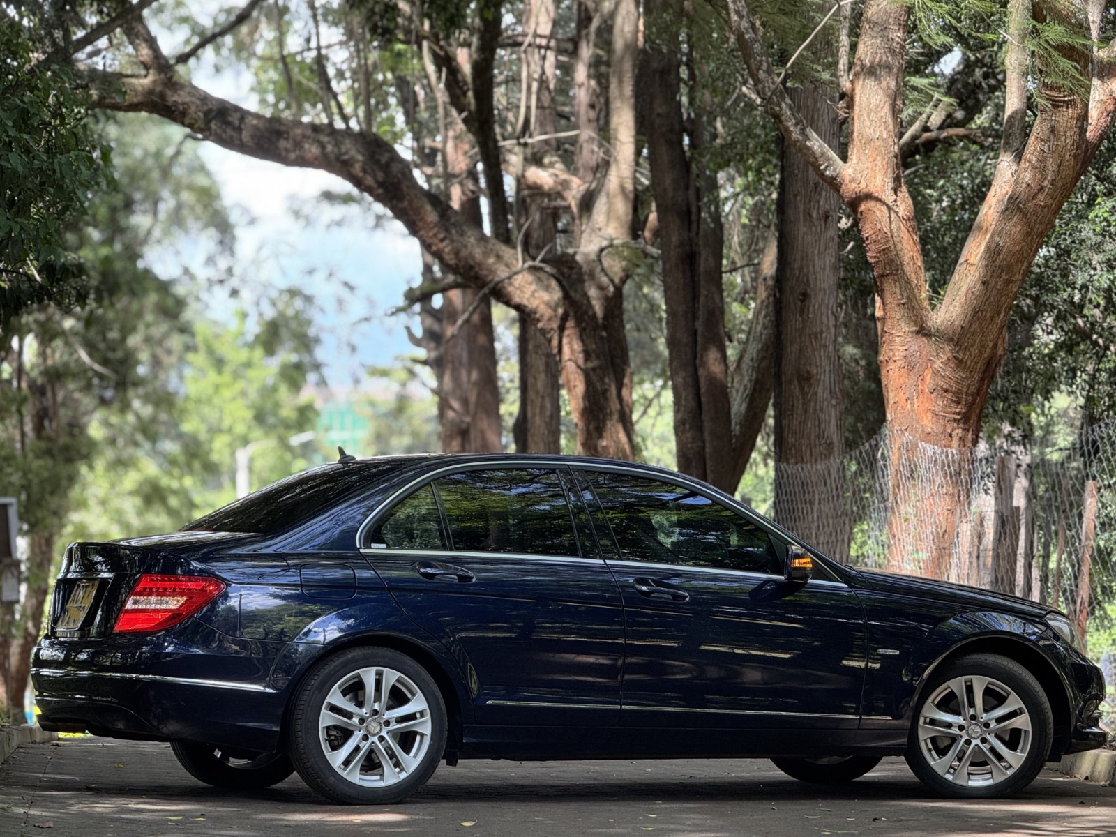 2011 Mercedes C200 photo 3