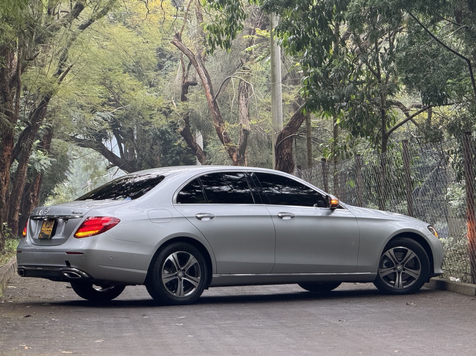 2017 Mercedes 𝐌𝐞𝐫𝐜𝐞𝐝𝐞𝐬 𝐁𝐞𝐧𝐳 𝐄𝟐0𝟎 photo 2