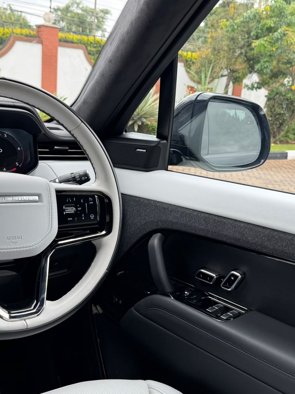 2023 Land Rover Autobiography (New Shape) photo 12