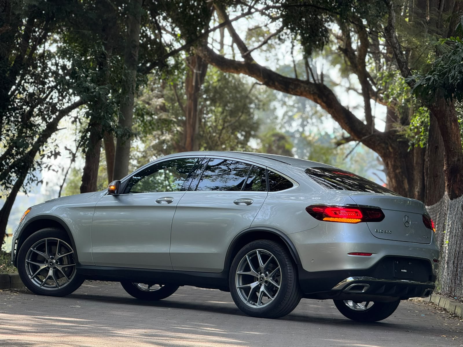 2020 Mercedes 𝐆𝐋𝐂𝟑𝟎𝟎 𝐂𝐎𝐔𝐏𝐄 photo 2