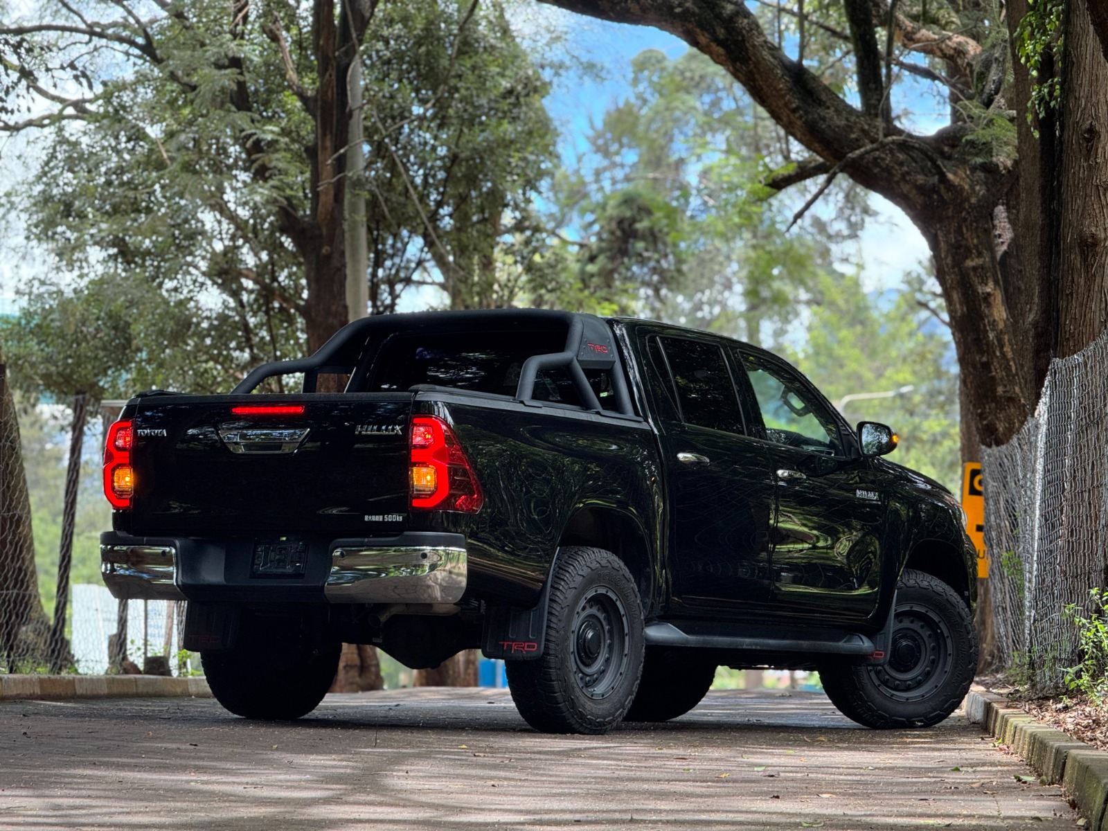 2020 Toyota 𝐇𝐈𝐋𝐔𝐗 photo 6