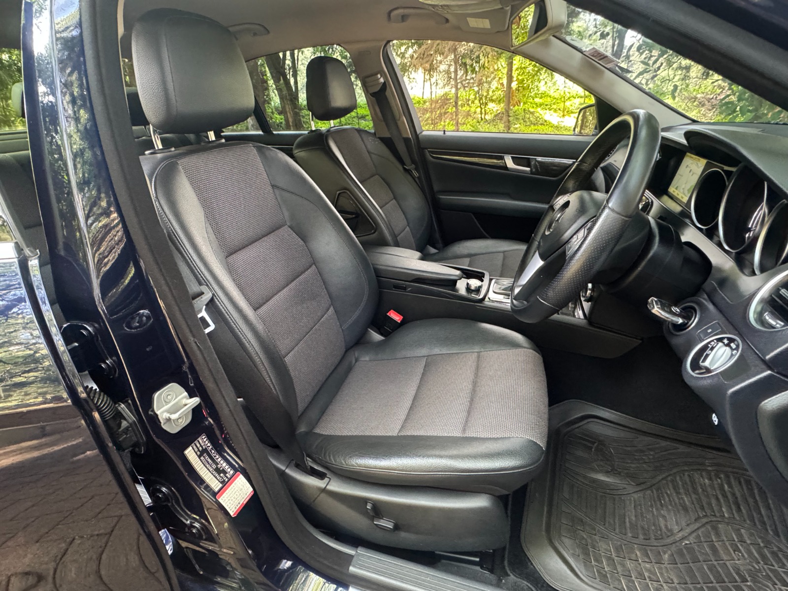 2011 Mercedes C200 photo 7