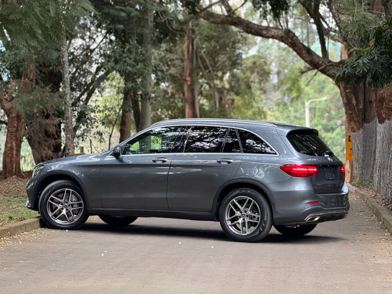 2019 Mercedes 𝐆𝐋𝐂𝟐𝟓𝟎 𝟒𝐌𝐀𝐓𝐈𝐂 photo 4