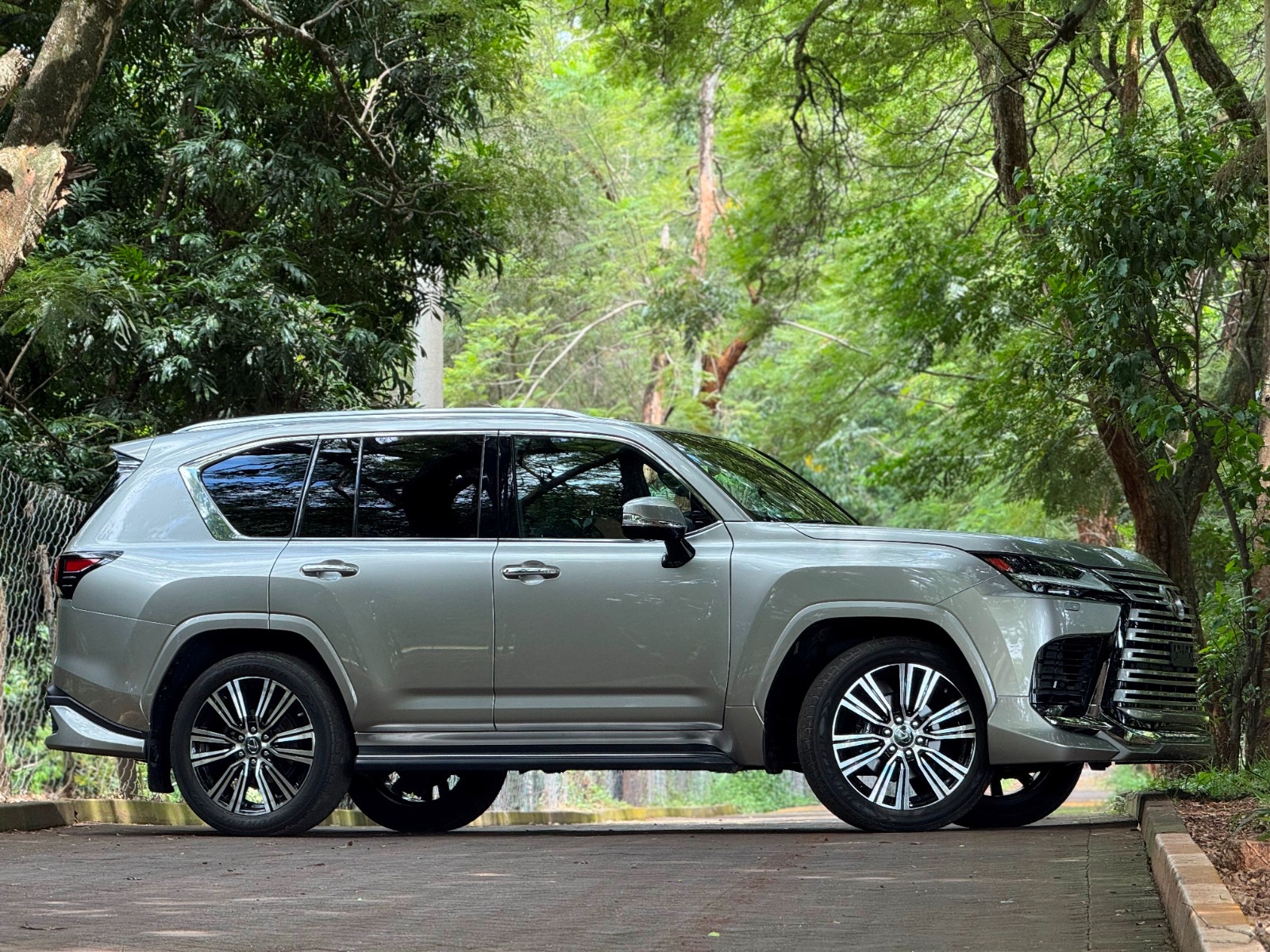 2022 Lexus LX600 photo 5
