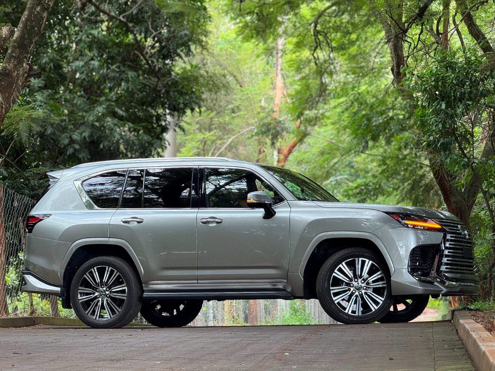 2023 Lexus LX600 photo 4