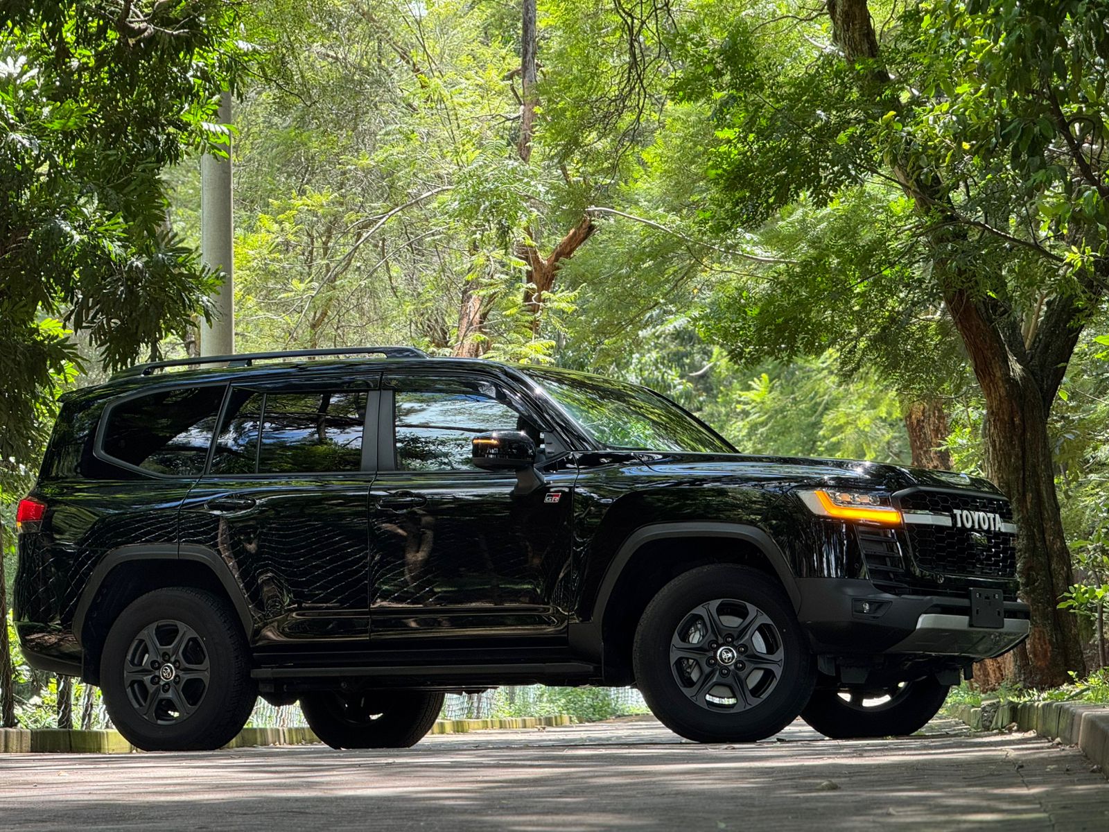 2022 Toyota 𝐋𝐀𝐍𝐃𝐂𝐑𝐔𝐈𝐒𝐄𝐑 𝐋𝐂𝟑𝟎𝟎 𝐆𝐑 𝐒𝐏𝐎𝐑𝐓 photo 3