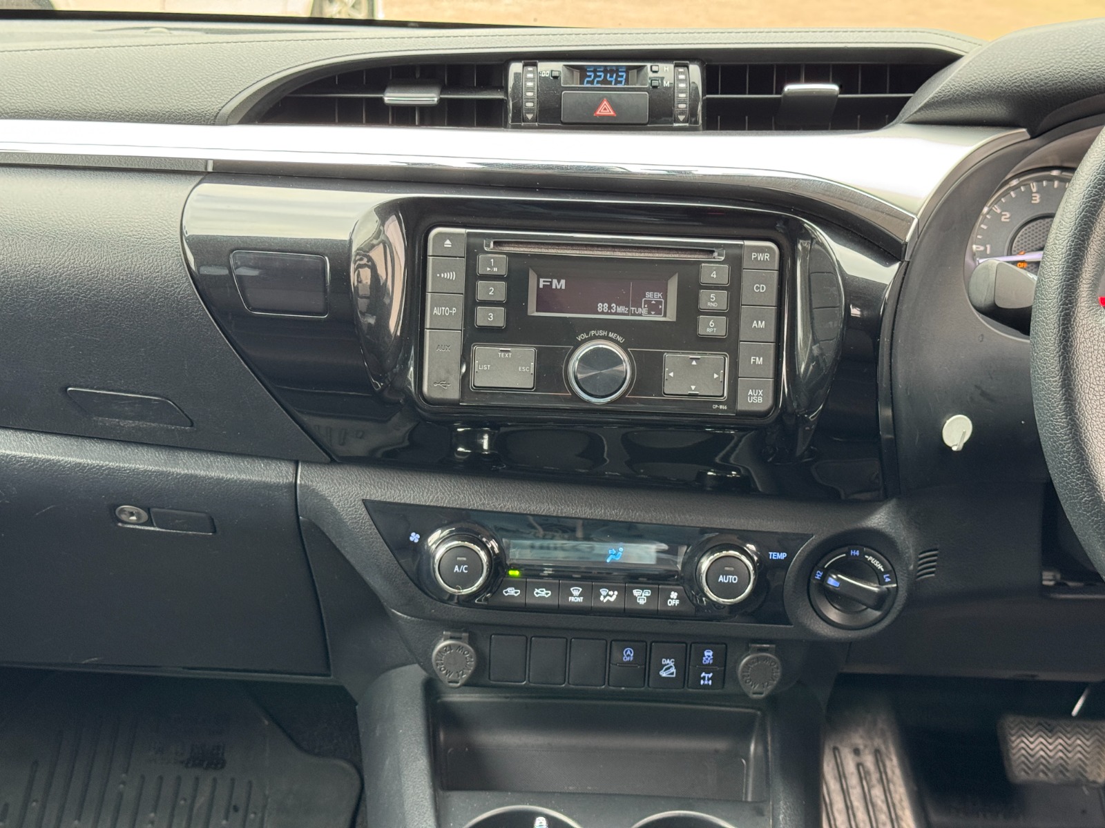 2020 Toyota HILUX photo 17