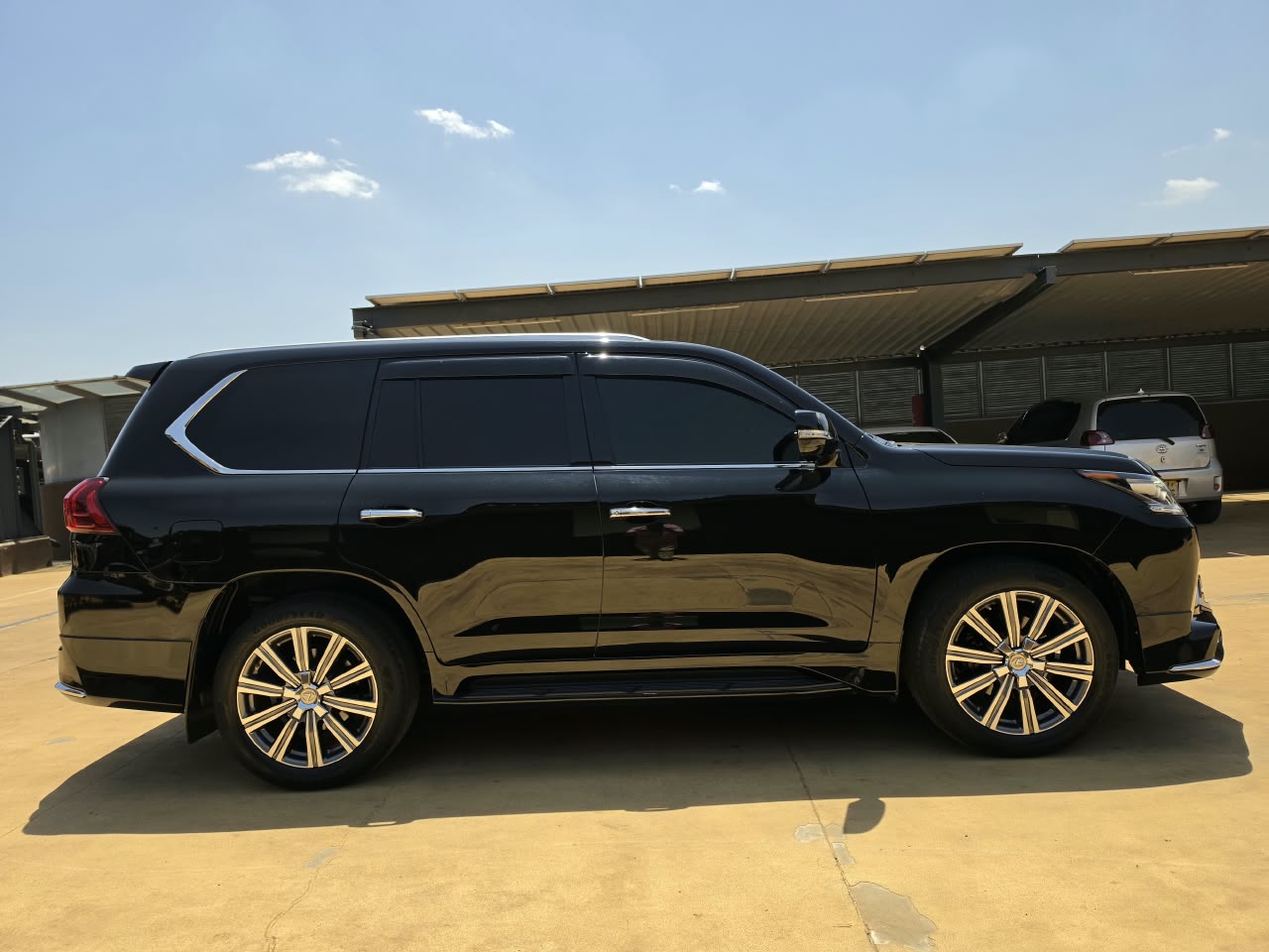 2016 Lexus LX570 photo 4
