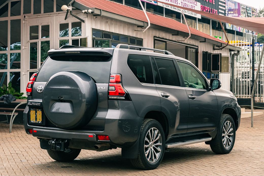 2021 Toyota Land Cruiser Prado VXL photo 2