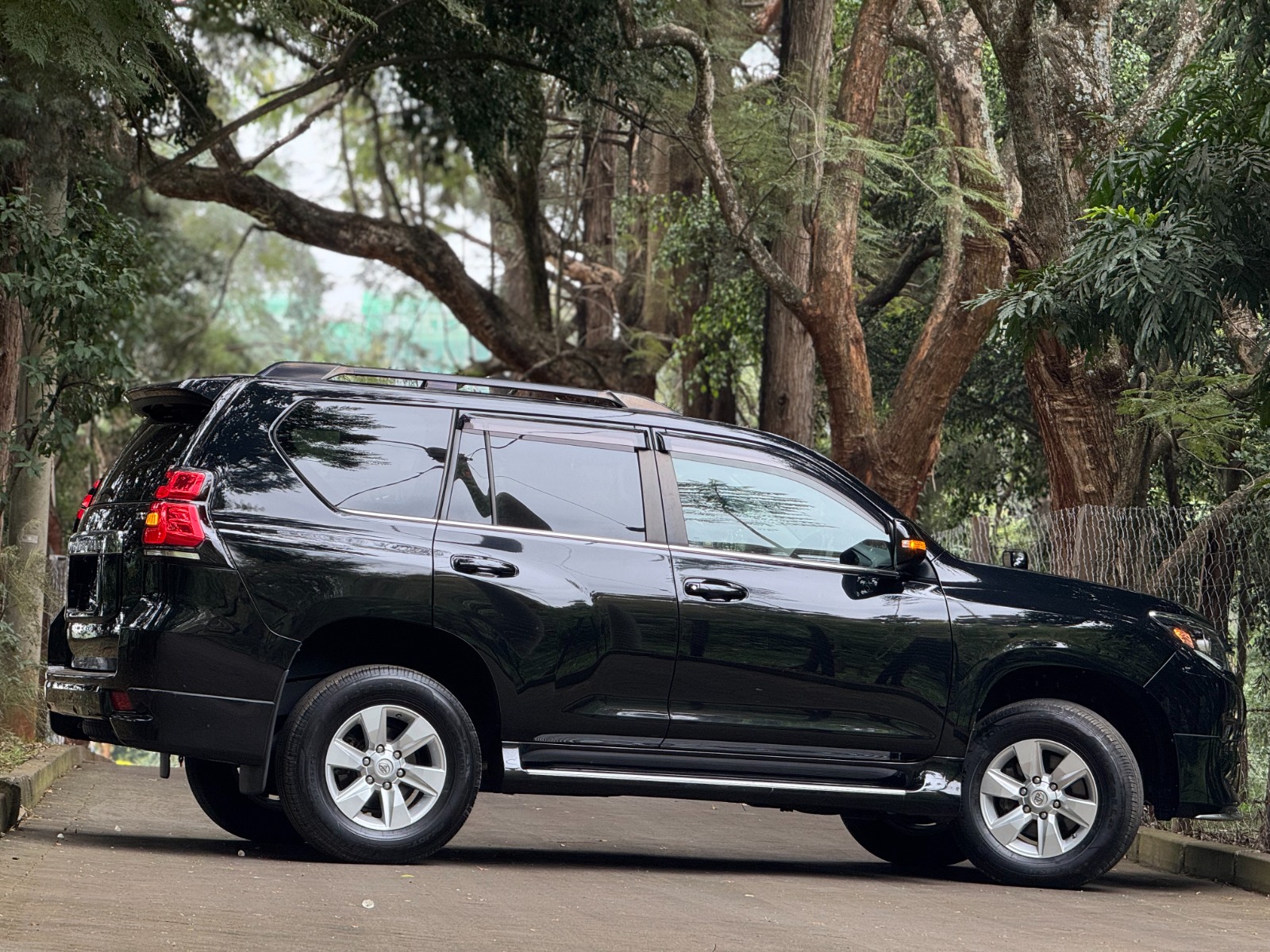 2021 Toyota 𝐋𝐀𝐍𝐃𝐂𝐑𝐔𝐈𝐒𝐄𝐑 𝐏𝐑𝐀𝐃𝐎 𝐓𝐗.𝐋 photo 3